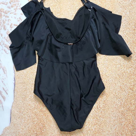 Ruffled Cold Shoulder OnePiece Swimsuit NICOLE MILLER - Picture 7 of 10